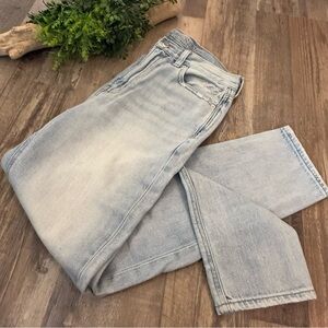 AMERICAN EAGLE Light Wash High Rise Lightly Distressed Mom Jeans Size 2